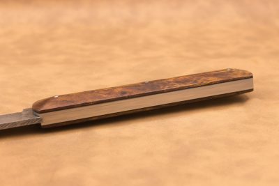 Vue générale : Couteau droit artisanal en damas mosaïque avec manche en bois de fer d'Arizona. Lame : Lame en damas carbone mosaïque forgée artisanalement. Manche : Manche en bois de fer d'Arizona sur couteau artisanal français. Dos : Dos poli d'un couteau à cran forcé fabriqué à la main. Étui : Étui en véritable cuir noir livré avec le couteau artisanal joel alexanian couteau d'art collection damas maison var