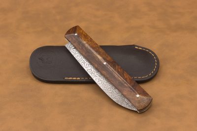 Vue générale : Couteau droit artisanal en damas mosaïque avec manche en bois de fer d'Arizona. Lame : Lame en damas carbone mosaïque forgée artisanalement. Manche : Manche en bois de fer d'Arizona sur couteau artisanal français. Dos : Dos poli d'un couteau à cran forcé fabriqué à la main. Étui : Étui en véritable cuir noir livré avec le couteau artisanal joel alexanian couteau d'art collection damas maison var