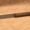 Vue générale : Couteau droit artisanal en damas mosaïque avec manche en bois de fer d'Arizona. Lame : Lame en damas carbone mosaïque forgée artisanalement. Manche : Manche en bois de fer d'Arizona sur couteau artisanal français. Dos : Dos poli d'un couteau à cran forcé fabriqué à la main. Étui : Étui en véritable cuir noir livré avec le couteau artisanal joel alexanian couteau d'art collection damas maison var