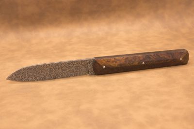 Vue générale : Couteau droit artisanal en damas mosaïque avec manche en bois de fer d'Arizona. Lame : Lame en damas carbone mosaïque forgée artisanalement. Manche : Manche en bois de fer d'Arizona sur couteau artisanal français. Dos : Dos poli d'un couteau à cran forcé fabriqué à la main. Étui : Étui en véritable cuir noir livré avec le couteau artisanal joel alexanian couteau d'art collection damas maison var